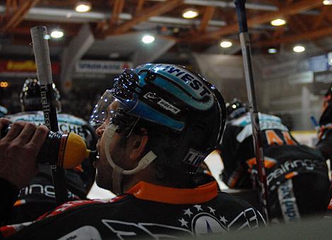 Mark Scuecs, Stuermer, Liwest Black Wings Linz auf der Spielerbank.