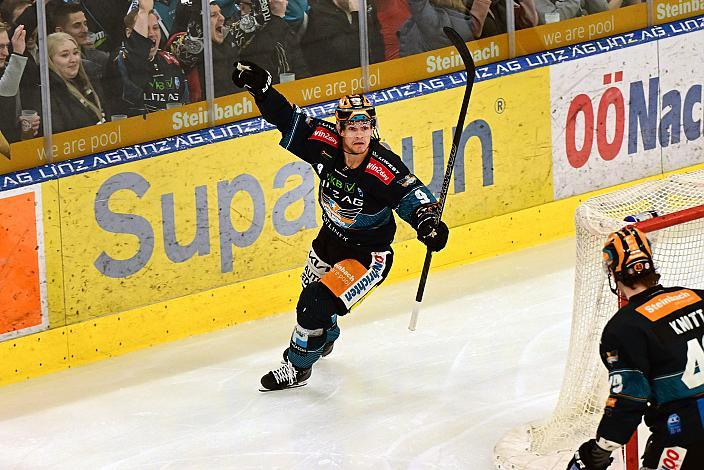 Die Steinbach Black Wings Linz feiern das Tor zum 1 zu 1 durch Emilio Romig (Steinbach Black Wings Linz)