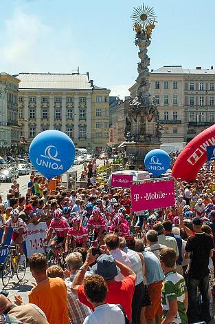 Start am Linzer Hauptplatz, das Feld setzt sich in Bewegung. 57. Österreich Rundfahrt, 1. Etappe Linz - Salzburg