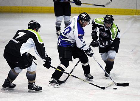 Georg Obermayr, Amstetten im Duell mit Rene Noisternig, Gmunden. ECU Amstettner Woelfe vs. Traunsee Sharks Gmunden