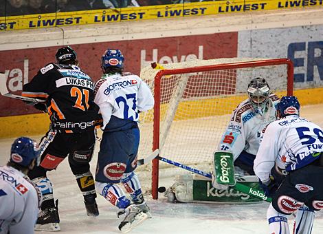 Philipp Lukas, Liwest Black Wings Linz, sieht die Scheibe ins VSV Tor gleiten.