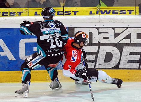 #20 Brad Purdie, Stuermer, EHC Liwest Black Wings Linz bringt die #7 Rich Brennan, HC Tiroler Wasserkraft Innsbruck zu Fall.