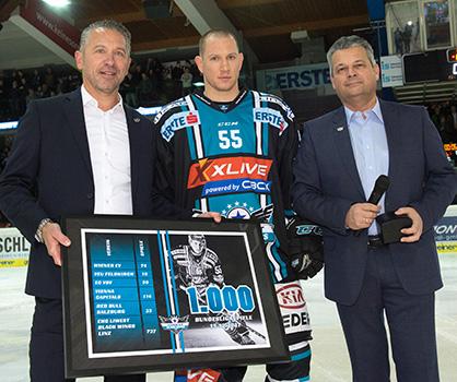 Manager Christian Perthaler (EHC Liwest Black Wings Linz), Robert Lukas (EHC Liwest Black Wings Linz) in seinem 1000 Ligaspiel, Peter Freunschlag EHC Liwest Black Wings Linz vs KHL Medvescak Zagreb