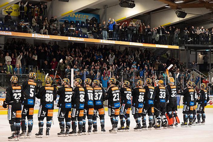 Die Steinbach Black Wings Linz feiern den Heimsieg Steinbach Black Wings Linz vs HCB Suedtirol Alperia, 15. Runde ICE Hockey League, Steinbach Black Wings Linz, Linz AG Eisarena