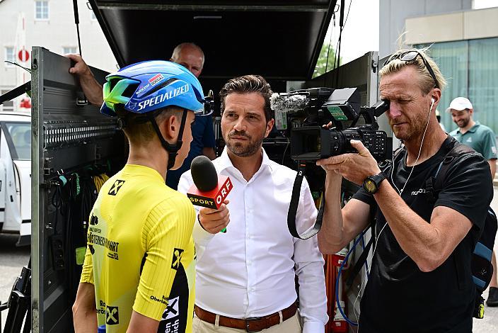 Im Gelben Trikot des Gesamtführenden Henrique Ribeiro Bravo (BRA, Soudal - Quickstep Devo Team) beim Interview, Mario Rossmann (Präsident Cycling Upper Austria, Oberösterreich), 3. Etappe Asten - Bad Schallerbach, Oberösterreich Rundfahrt