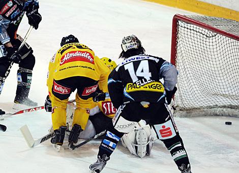 Justin Keller Liwest Black Wings Linz trifft vs. Juergen Penker EV Vienna Capitals