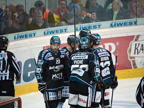 Linz feiert, EHC Liwest Black Wings Linz vs HCB Suedtirol, 1. Viertelfinale