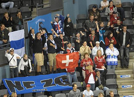 Die Fans des EV Zug in der John Labbet Arena.