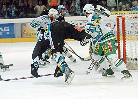 #38 Pasi Petrilaeinen, Verteidiger, Olimpija Laibach hakt die #79 Gregor Baumgartner, Liwest Black Wings Linz.