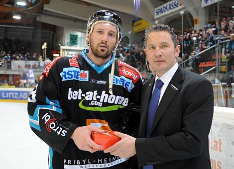 #3 Ray DiLauro, Verteidiger und Christian Perthaler, Manager, Spieler des Abends. 