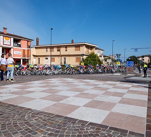 Das Peloton in Marostica, Veneto Classic, Soave - Bassano del Grappa,, Veneto