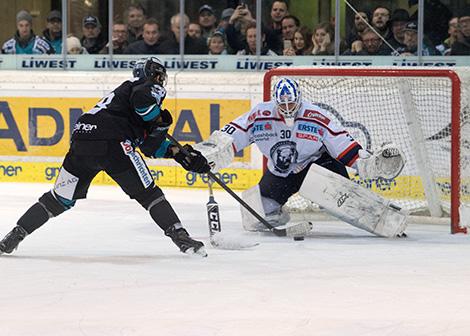 Sebastien Piche (EHC Liwest Black Wings Linz) scort gegen Tormann Kevin Poulin (KHL Medvescak Zagreb) EHC Liwest Black Wings Linz vs KHL Medvescak Zagreb