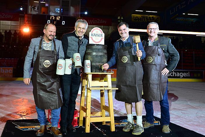 Bieranstich mit Präsident Peter Nader (Steinbach Black Wings Linz), Josef Paukenhaider, regionaler Verkaufsdirektor der Brau Union Österreich, Helmut Eder (Auto Eder),  Oktoberfest, Steinbach Black Wings Linz vs Moser Medical Graz 99ers, Linz AG Eisarena,