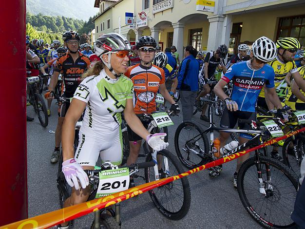 Lisi Unterbuchschachner ÖAMTC Hrinkow Bikes Steyr und Angelika Tatzreiter, Team Kürnbergradler am Start zur Medium Distanz. 
Lisi Unterbuchschachner Ã–AMTC Hrinkow Bikes Steyr und Angelika Tatzreiter, Team KÃ¼rnbergradler am Start zur Medium Dis