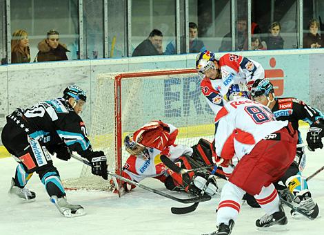 Brad Purdie und Rob Shearer, Liwest Black Wings Linz scheitern an #37 Jordan Parise, Tormann, Red Bulls Salzburg.