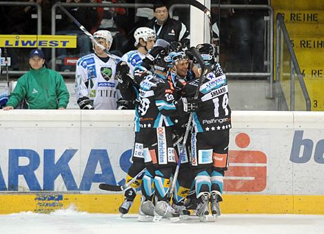 Der Stuermer #29 Markus Matthiasson, EHC Liwest Black Wings Linz, feiert sein Game Winning Goal, 8 Sekunden vor Ende.