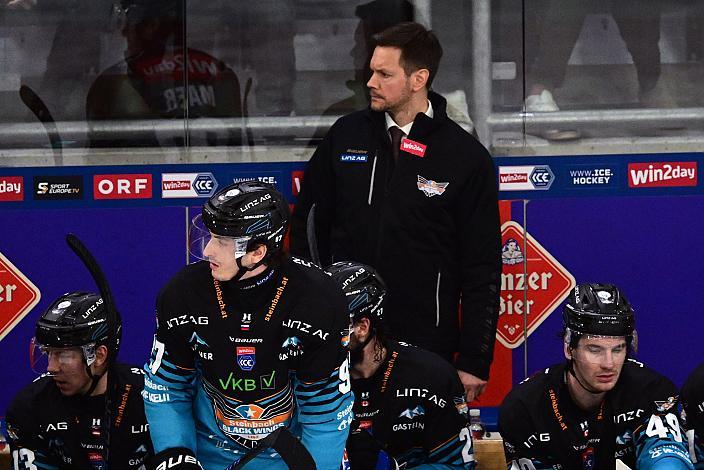 Luka Maver (Steinbach Black Wings Linz), Head Coach Philipp Lukas (Steinbach Black Wings Linz), Saisonende in Linz, Spiel 2 Pre-Playoffs,  ICE, Steinbach Black Wings Linz vs EC iDM Wärmepumpen VSV, Linz AG Eisarena 