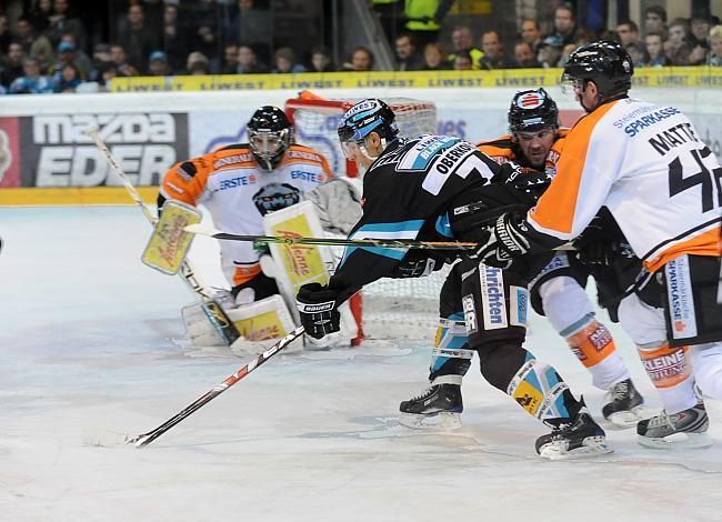 #74 Daniel Oberkofler, Stuermer, Liwest Black Wings Linz vor dem Tor des EC Graz 99ers, gehuetet von der #31 Fabian Weinhandl.