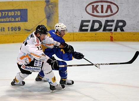 Reid Cashman, Liwest Black Wings Linz im Duell mit dem Muenchner Philipp Quinalan, EHC Muenchen                           