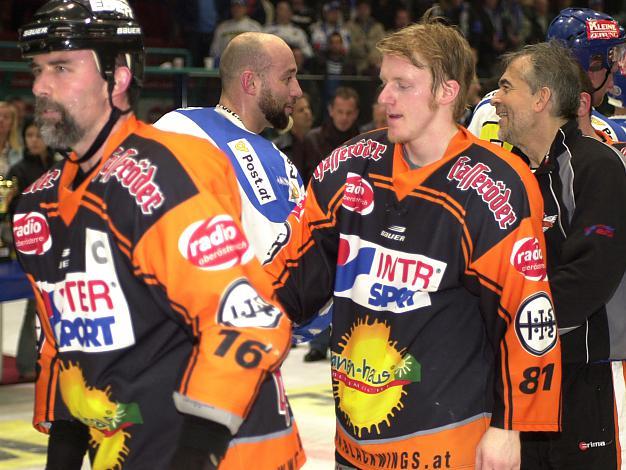 Rick Nasheim Linz.  Herbert Hohenberger VSV, Andi Judex Linz und Linz Trainer Barda beim Shake Hand 