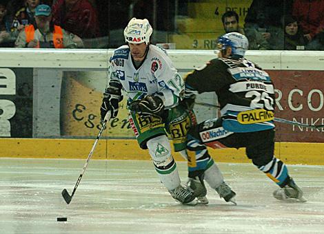 #12 Todd Elik, Stuermer, HDD Olimpija Ljubljana im Duell mit der #20 Brad Purdie, EHC Liwest Black Wings Linz.