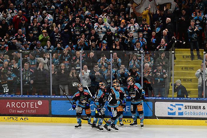 Die Steinbach Black Wings Linz feiern das Tor zum 1 zu 2 an der Bande, Win2Day ICE Hockey League,  1. Viertelfinale, Steinbach Black Wings Linz vs Moser Medical Graz 99ers,  Linz AG Eisarena