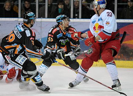 Robert Lukas Liwest Black Wings Linz, im Duell mit Mike Siklenka EC Red Bull Salzburg