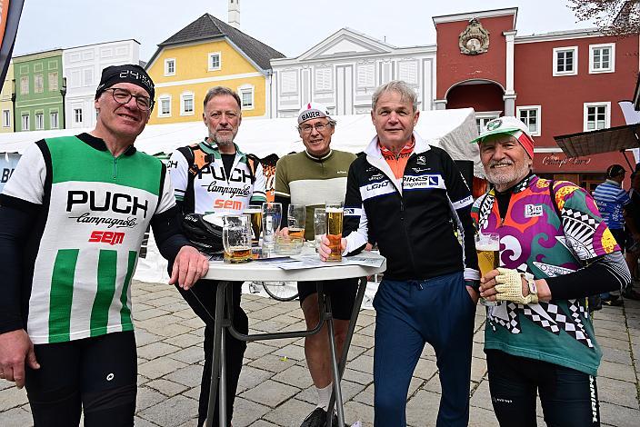 Gruppe aus Steyr im Ziel 10. Kirschblüten Radklassik, Rad Klassik, Oldtimer, Vintage, Stahlrad, Radsport, Eferding, Oberösterreich