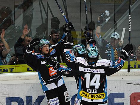 Danny Irmen, feiert sein Tor, EHC Liwest Black Wings Linz vs. EC Red Bull Salzburg
