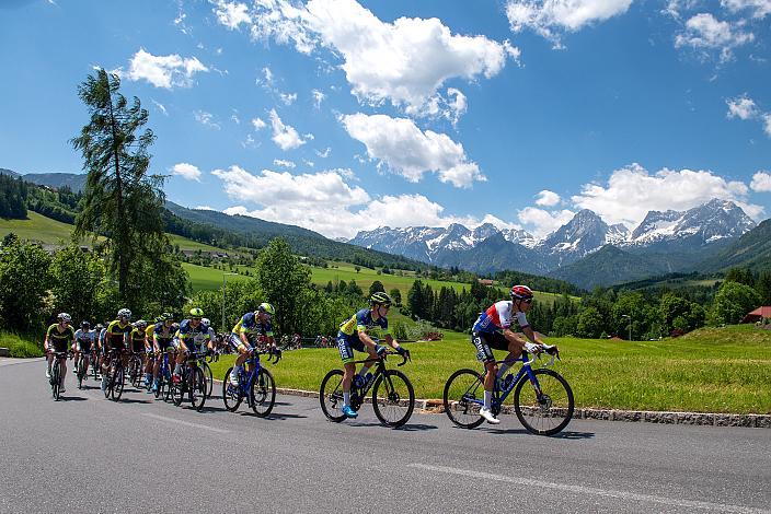 Das Feld im Stodertal 3. Etappe Traun - Hinterstoder, Int. Raiffeisen Oberösterreich Rundfahrt UCI Kat. 2.2