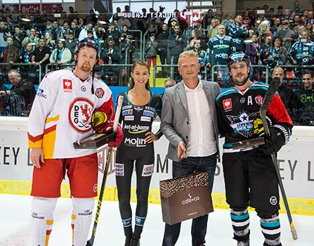 forward Alexei Dmitriev of Dusseldorfer EG #42 und Brett McLean (EHC Liwest Black Wings Linz, #15), Spieler des Abends EHC Liwest Black Wings Linz vs Duesseldorfer EG