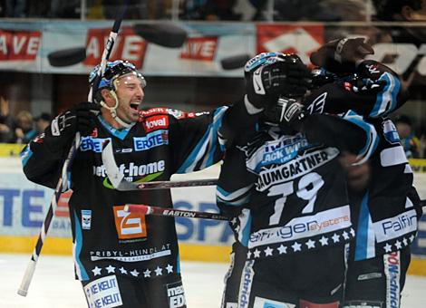 Die Black Wings jubeln ueber den Overtime - Sieg.