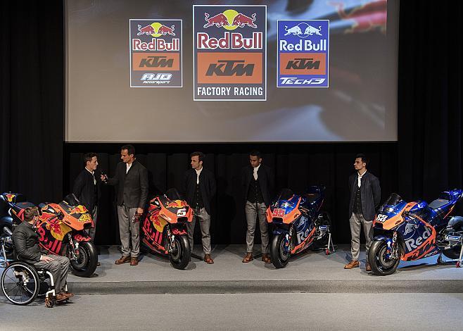 v.l. Pit Beirer (KTM-Motorsport-Direktor) , Pol Espargaro (SPA), Johann Zarco (FRA) Moto GP, Hafizh Syahrin (MYS), Miguel Oliveira (POR) Moto GP,  Moto GPPrÃ¤sentation  KTM Moto GP 2019 