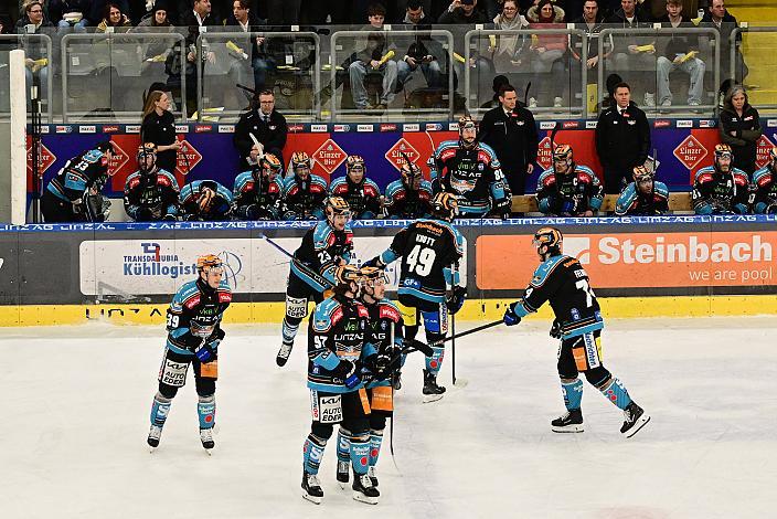 Die Steinbach Black Wings Linz feiern das Tor zum 1 zu 0 durch Graham Knott (Steinbach Black Wings Linz), Win2Day ICE Hockey League,  Steinbach Black Wings Linz vs Pioneers Vorarlberg,  Linz AG Eisarena