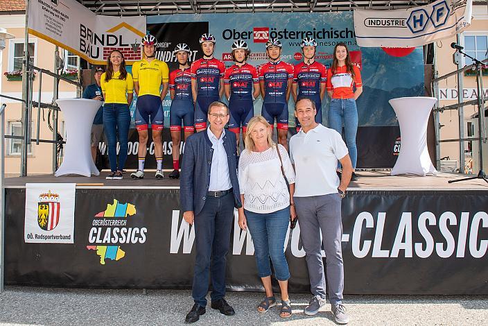 Im Gelben Trikot des Gesamtführenden Alec Segaert (BEL, Gaverzicht Be - Okay) und das Team Gaverzicht Be - Okay, Wirtschafts- und Sport-Landesrat Markus Achleitner (Oberösterreich), 46. Int. Keine Sorgen,  Junioren Rundfahrt UCI Kat. MJ 2.1, 3. Etappe Bad Wimsbach/Neydharting - Strass im Attergau