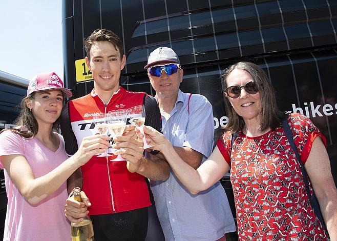 Die Familie empfÃ¤ngt Michael Gogl (AUT, Trek - Segafredo), Freundin Susi, Papa Bernhard Gogl und seine Mutter,  Giro, Giro d Italia, Radsport, 102. Giro d Italia - 21. Etappe Zeitfahren 