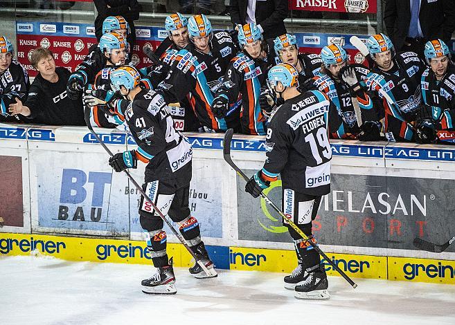 Im Bild: Linz feiert das 1 zu 1 Eishockey,  EHC Liwest Black Wings Linz vs Red Bull Salzburg