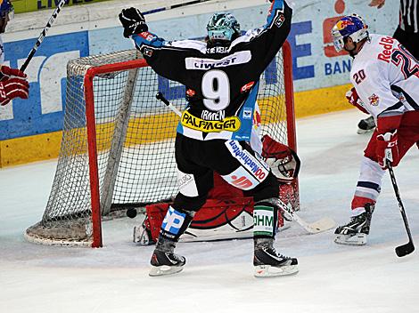 Danny Irmen scort zum 2 zu 0, EHC Liwest Black Wings Linz vs. EC Red Bull Salzburg