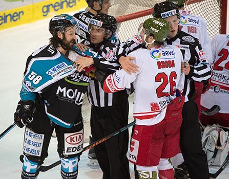 Sebastien Piche (EHC Liwest Black Wings Linz) und Joel Broda (HCB Suedtirol), EHC Liwest Black Wings Linz vs HCB Suedtirol