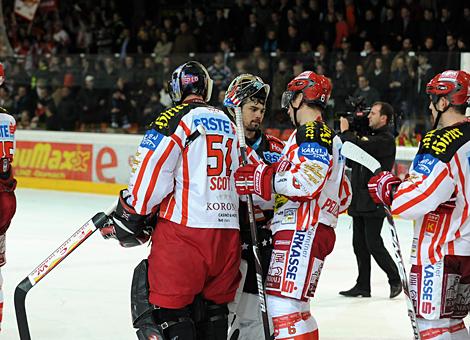 Das Duell der Torhueter ging an die #51 Travis Scott, Tormann, KAC, Alex Westlund, Liwest Black Wings Linz, im Hintergrund.