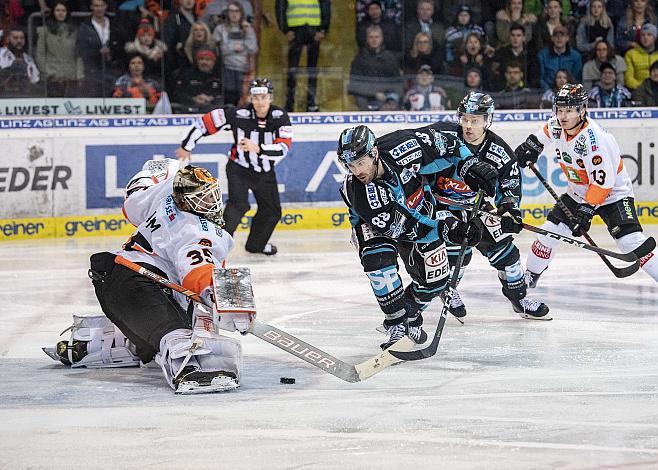 Dan DaSilva (EHC Liwest Black Wings Linz) vor Tormann Robin Rahm (Moser Medical Graz 99ers) EHC Liwest Black Wings Linz - Graz 99ers, Play Offs, Viertelfinale