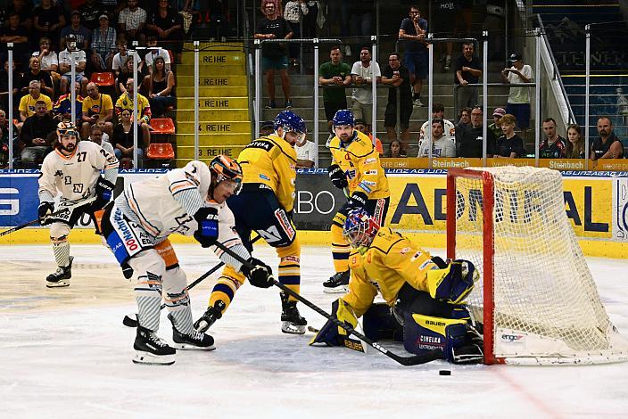 Brian Lebler (Steinbach Black Wings Linz), Tormann Jan Strmen (HC Motor Ceske Budejovice) Testspiel, Steinbach Black Wings Linz vs HC Motor Ceske Budejovice , Linz AG Eisarena 