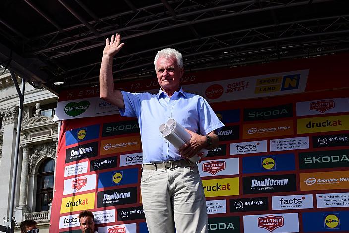 Ehrung für 40 Jahre Mitarbeiter, Peter Stuppacher (AUT, Kommisar Cycling Austria) 5. Etappe von Langenlois nach Wien, 109km, Tour of Austria