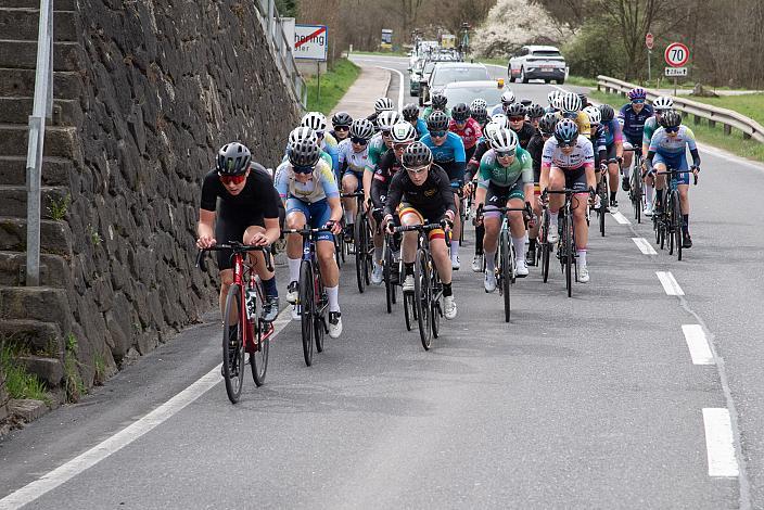 Anna Kofler (AUT, URC Veloblitz) an der Spitze des Peletons der Damen Elite, U23, Radliga, 62. Radsaison-Eröffnungsrennen Leonding, Oberösterreich 