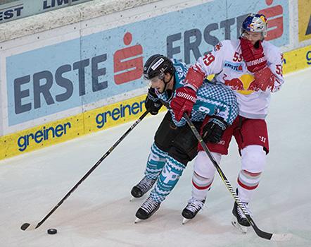 Joel Broda (EHC Liwest Black Wings Linz) und Julien Brouillette (EC Red Bull Salzburg)  EHC Liwest Black Wings Linz vs EC Red Bulls Salzburg