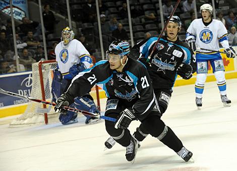 #21 Philipp Lukas, Stuermer, Liwest Black Wings Linz sprintet um die Scheibe.