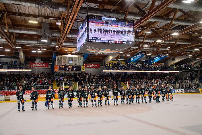 Das Team der Steinbach Black Wings Linz feiert den Heimsieg, Steinbach Black Wings Linz vs HK SZ OLIMPIJA,, Linz AG Eisarena