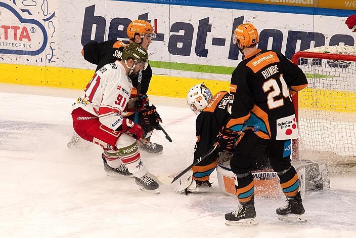 Tormann Jared Coreau (Steinbach Black Wings Linz) klärt vor Michael Halmo (HCB Suedtirol Alperia) Steinbach Black Wings Linz vs HCB Suedtirol Alperia, bet-at-home ICE Hockey League