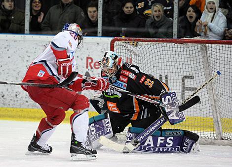 Alex Westlund  Liwest Black Wings Linz, klaert vor Daniel Welser EC Red Bull Salzburg