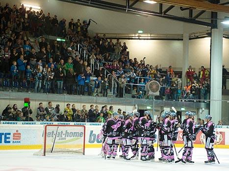 Linz gewinnt und feiert vor der neuen Osttribuene, EHC Liwest Black Wings Linz vs HC Orli Znojmo